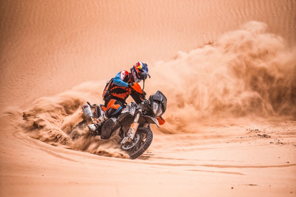 KTM Adventure 790: Mô tô địa hình dành cho người thích đi "phượt" ktm adventure 790 mo to dia hinh danh cho nguoi thich di phuot