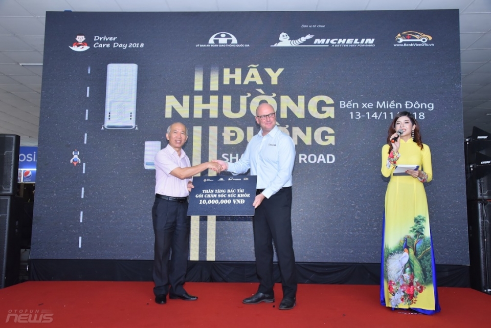Tài xế xe khách chia sẻ thông điệp "Hãy nhường đường" ngay hoi cham soc bac tai dien ra tai tp ho chi minh