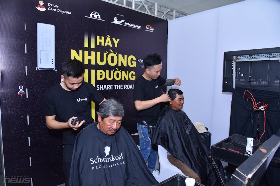Tài xế xe khách chia sẻ thông điệp "Hãy nhường đường" ngay hoi cham soc bac tai dien ra tai tp ho chi minh
