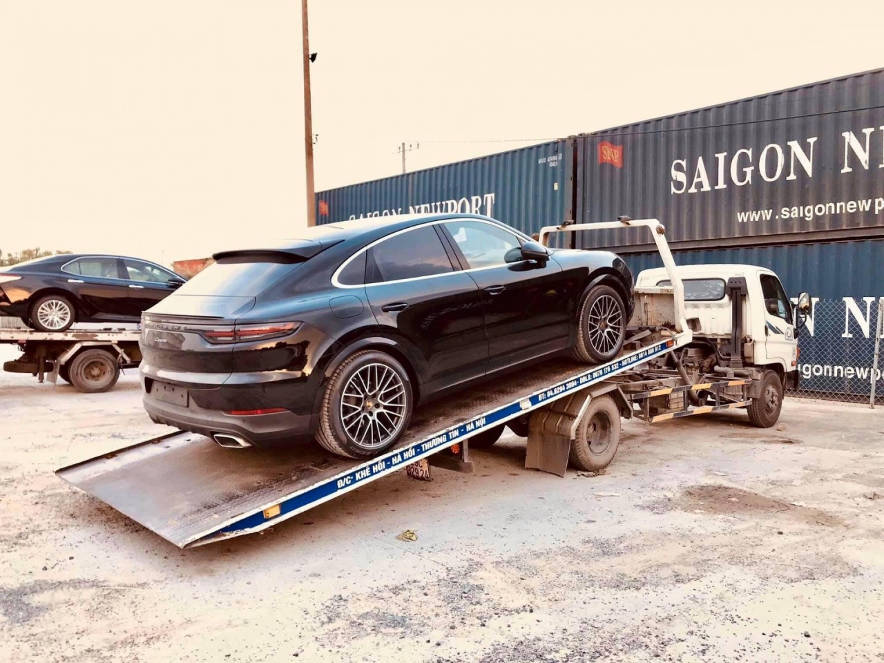 Cặp đôi Porsche Cayenne Coupe 2020 đầu tiên về Việt Nam cap doi porsche cayenne coupe 2020 dau tien ve viet nam