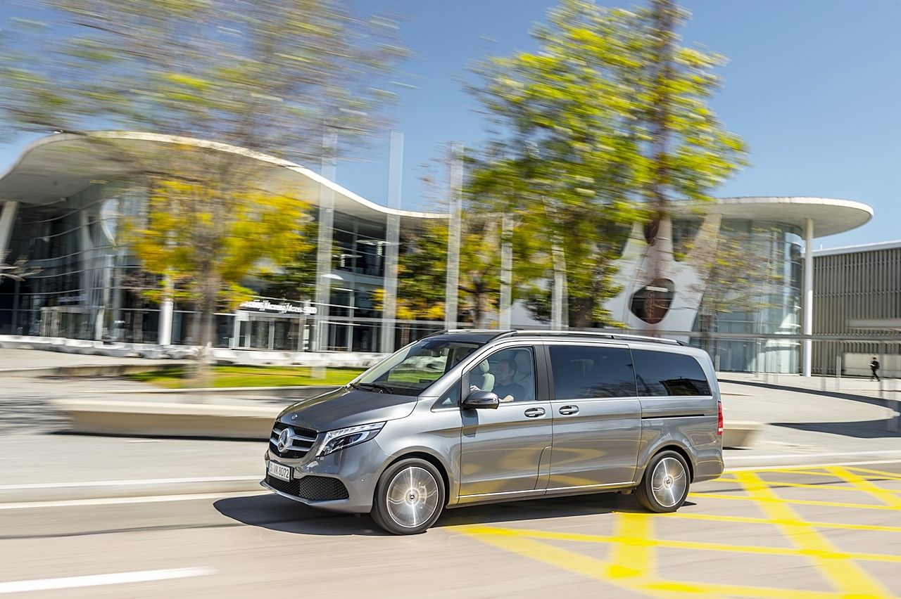 Mercedes-Benz giới thiệu bộ đôi V-class nâng cấp với giá 2,5 tỷ đồng mercedes benz gioi thieu bo doi v class nang cap voi gia 25 ty dong