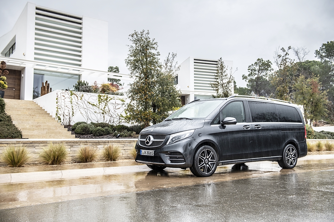 Mercedes-Benz giới thiệu bộ đôi V-class nâng cấp với giá 2,5 tỷ đồng mercedes benz gioi thieu bo doi v class nang cap voi gia 25 ty dong