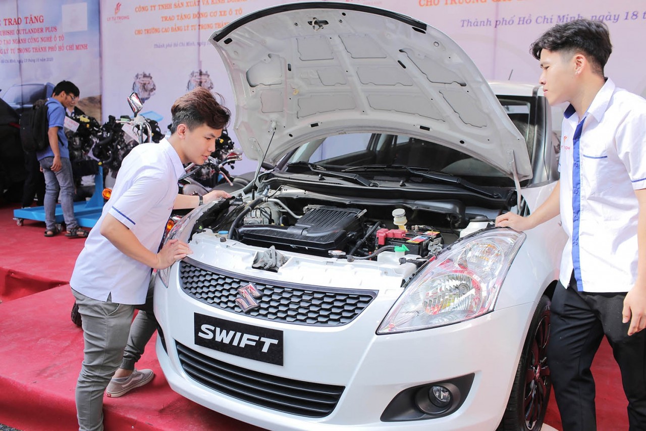 Suzuki tặng xe mới cho nhiều trường cao đẳng, đại học tại TP HCM Suzuki tặng xe mới cho nhiều trường cao đẳng, đại học tại TP HCM