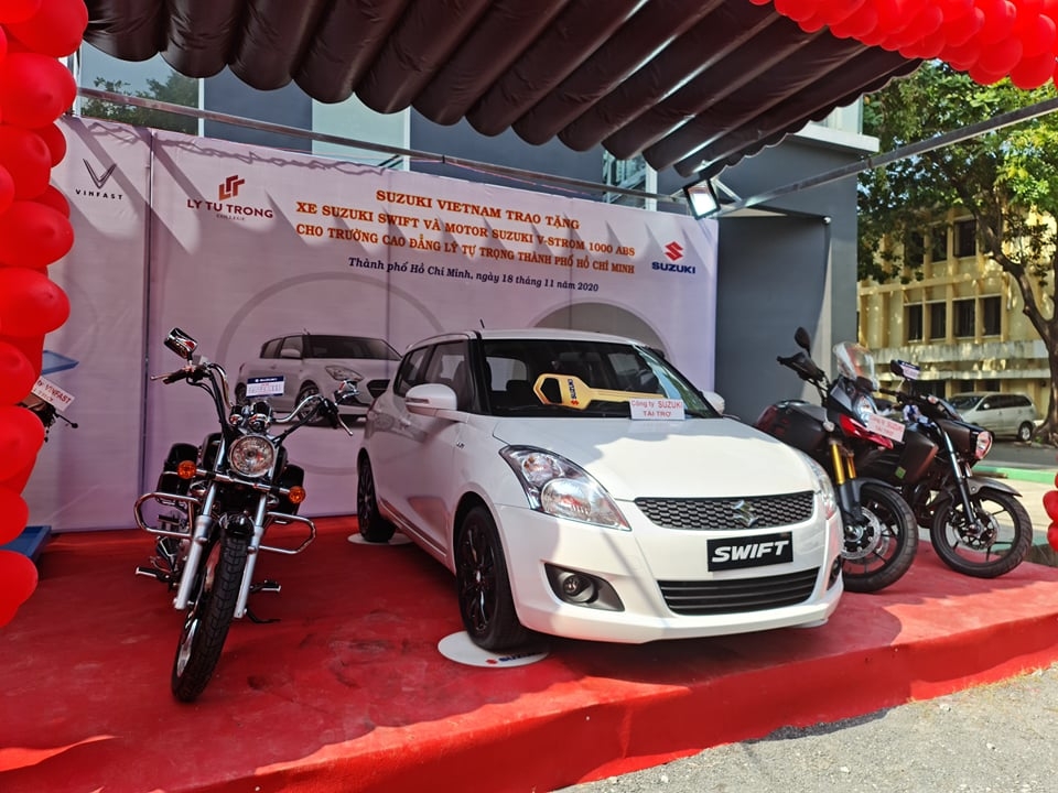 Suzuki tặng xe mới cho nhiều trường cao đẳng, đại học tại TP HCM Suzuki tặng xe mới cho nhiều trường cao đẳng, đại học tại TP HCM