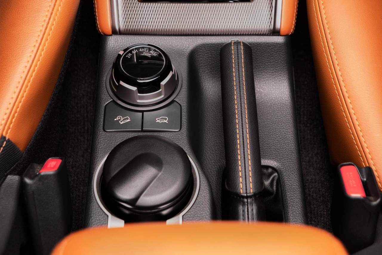 Mitsubishi Triton Athlete ra mắt tại Việt Nam với màu cam đầy nổi bật