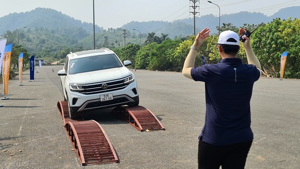 Gian hàng Volkswagen tại PVOIL VOC 2022 hút khách với bài lái thử Gymkhana