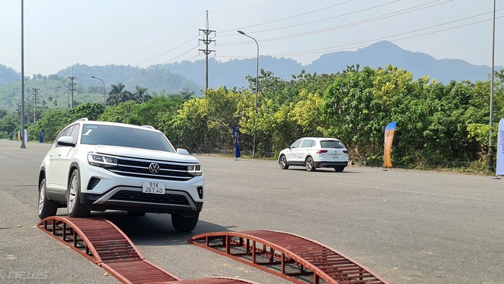 Gian hàng Volkswagen tại PVOIL VOC 2022 hút khách với bài lái thử Gymkhana