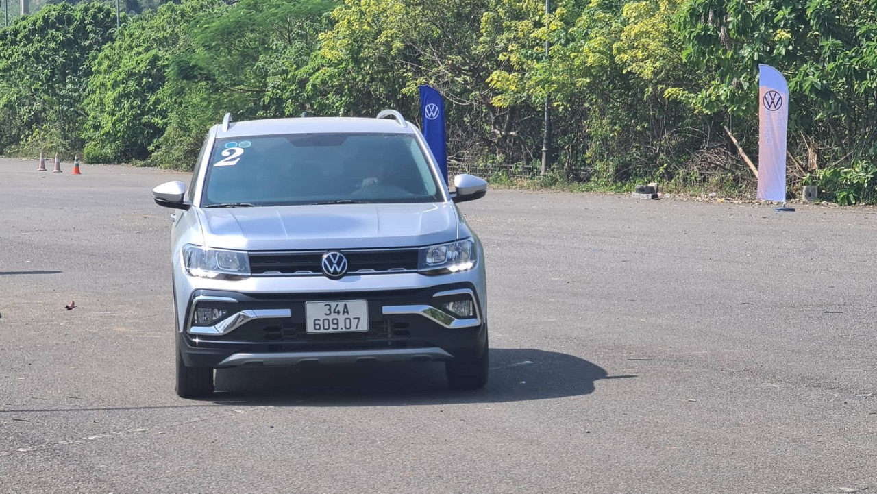 Gian hàng Volkswagen tại PVOIL VOC 2022 hút khách với bài lái thử Gymkhana