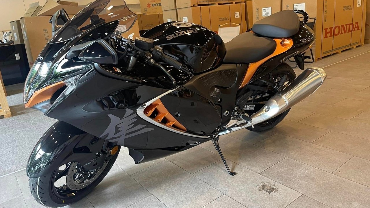 'Thần gió' Suzuki Hayabusa 2022 đầu tiên đặt chân đến Việt Nam