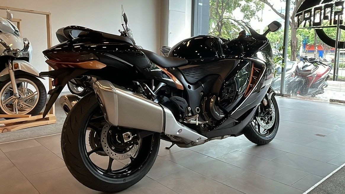 'Thần gió' Suzuki Hayabusa 2022 đầu tiên đặt chân đến Việt Nam 'Thần gió' Suzuki Hayabusa 2022 đầu tiên đặt chân đến Việt Nam