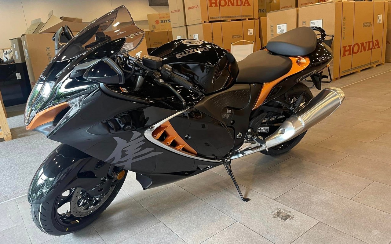 'Thần gió' Suzuki Hayabusa 2022 đầu tiên đặt chân đến Việt Nam 'Thần gió' Suzuki Hayabusa 2022 đầu tiên đặt chân đến Việt Nam