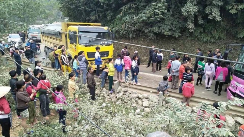 Gần 30 người thoát chết trong vụ tai nạn giao thông ở Hòa Bình