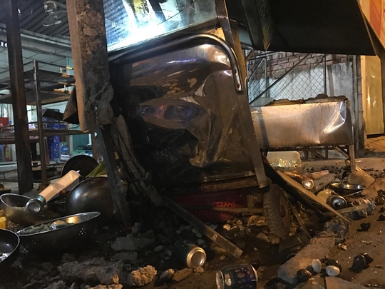 TP Hồ Chí Minh: Tài xế lớn tiếng thách thức sau khi lái ô tô tông quán ốc tp ho chi minh tai xe lon tieng minh lam lon sau khi lai o to tong quan oc