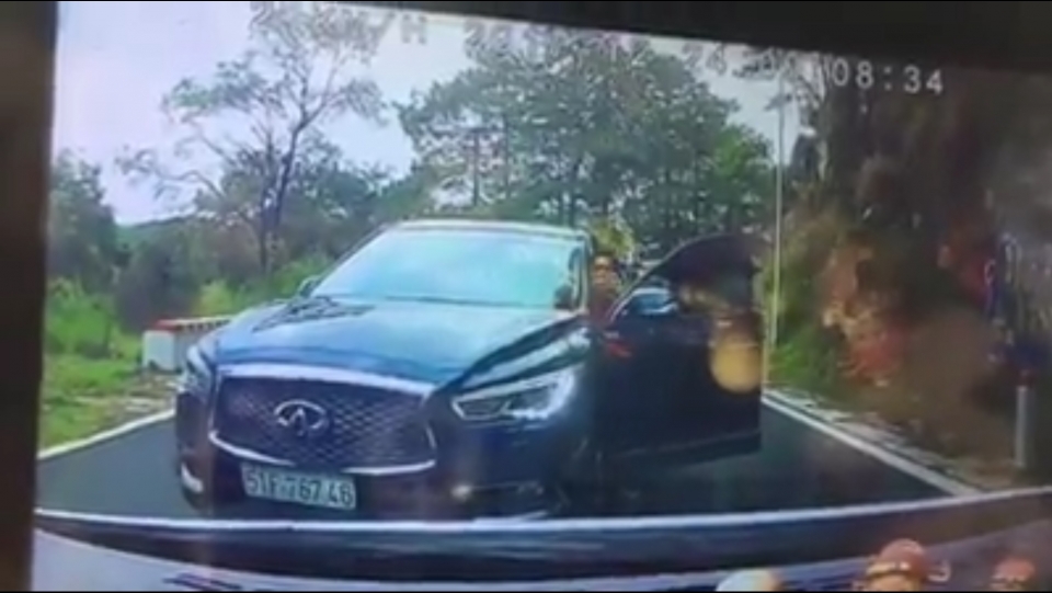 Clip: Ô tô hạng sang vượt ẩu trên đèo còn chỉ tay dằn mặt người đi đường clip o to hang sang vuot au tren deo con chi tay dan mat nguoi di duong