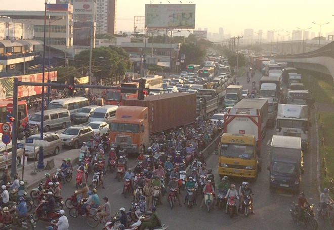 Xe đầu kéo "đại náo" cầu vượt, giao thông cửa ngõ TP Hồ Chí Minh kẹt cứng xe dau keo dai nao cau vuot giao thong cua ngo tp ho chi minh ket cung