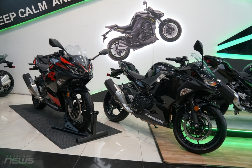 motorrock gioi thieu phien ban dac biet doc quyen ninja 400 abs va w175