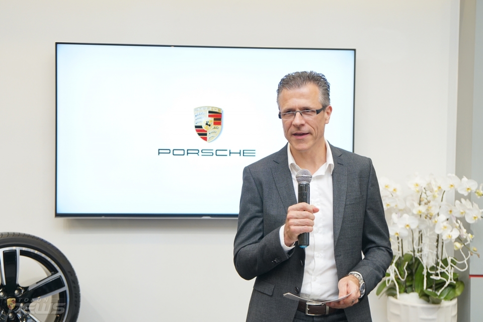 Porsche mang 3 mẫu xe tiền tỷ đến phòng trưng bày mới tại TP.HCM porsche mang 3 mau xe tien ty den phong trung bay moi tai tp ho chi minh