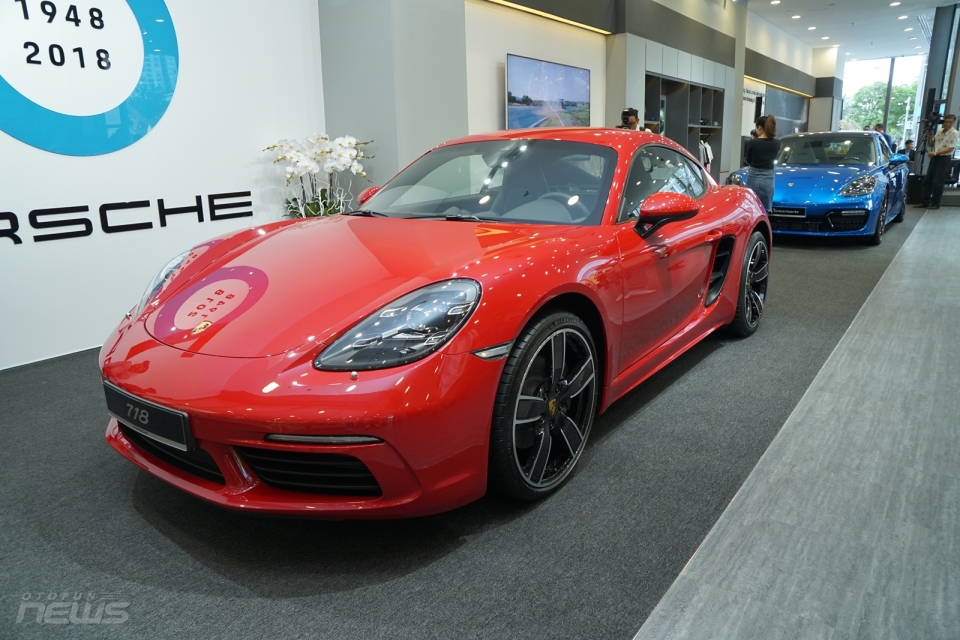 Porsche mang 3 mẫu xe tiền tỷ đến phòng trưng bày mới tại TP.HCM porsche mang 3 mau xe tien ty den phong trung bay moi tai tp ho chi minh