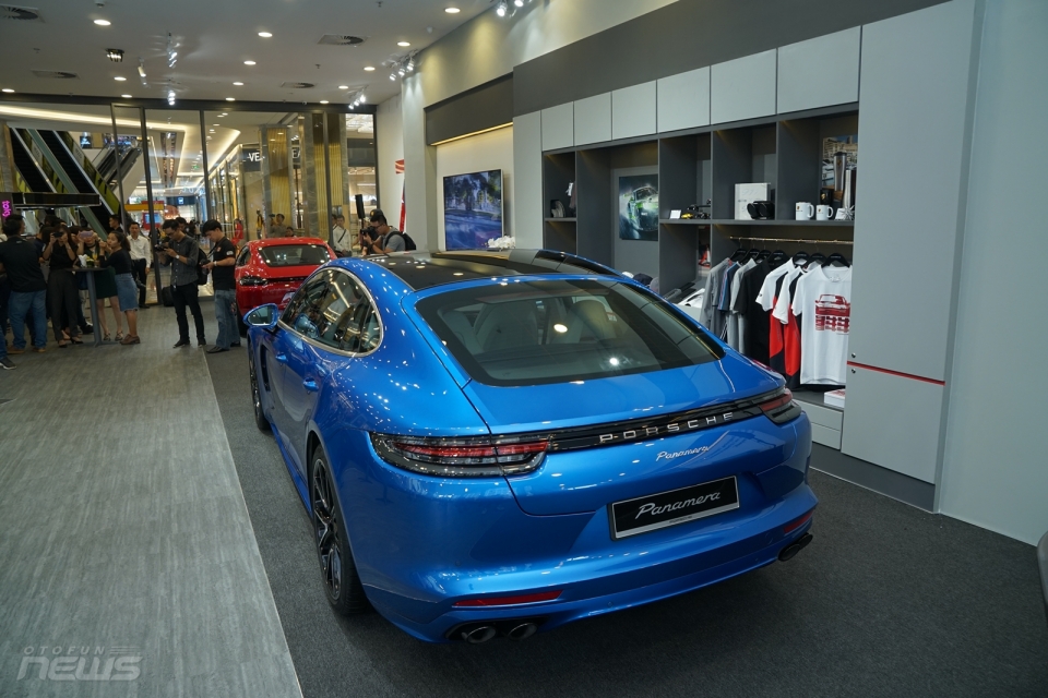 Porsche mang 3 mẫu xe tiền tỷ đến phòng trưng bày mới tại TP.HCM porsche mang 3 mau xe tien ty den phong trung bay moi tai tp ho chi minh