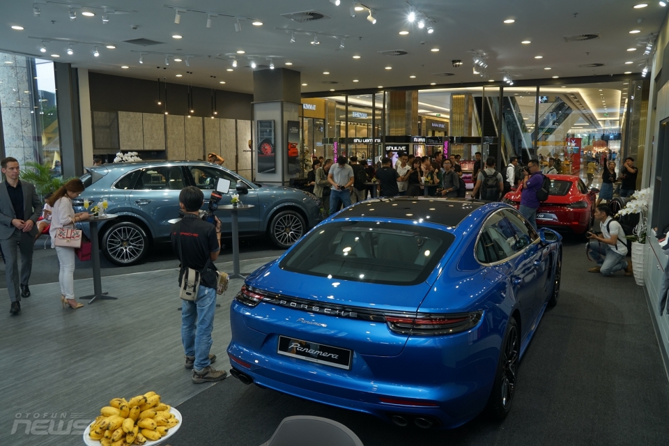 Porsche mang 3 mẫu xe tiền tỷ đến phòng trưng bày mới tại TP.HCM porsche mang 3 mau xe tien ty den phong trung bay moi tai tp ho chi minh
