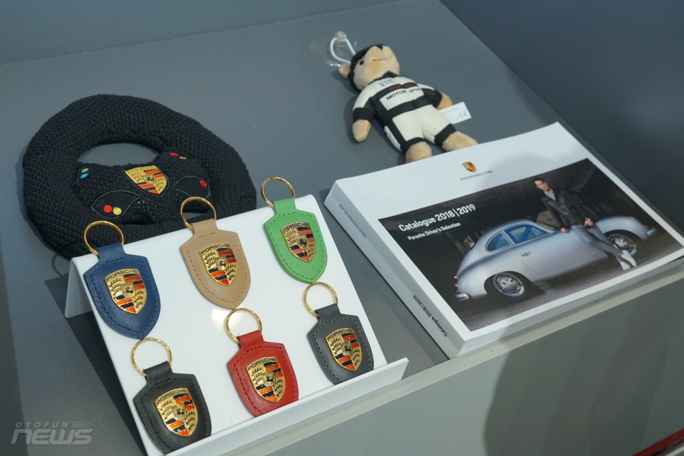 porsche mang 3 mau xe tien ty den phong trung bay moi tai tp ho chi minh