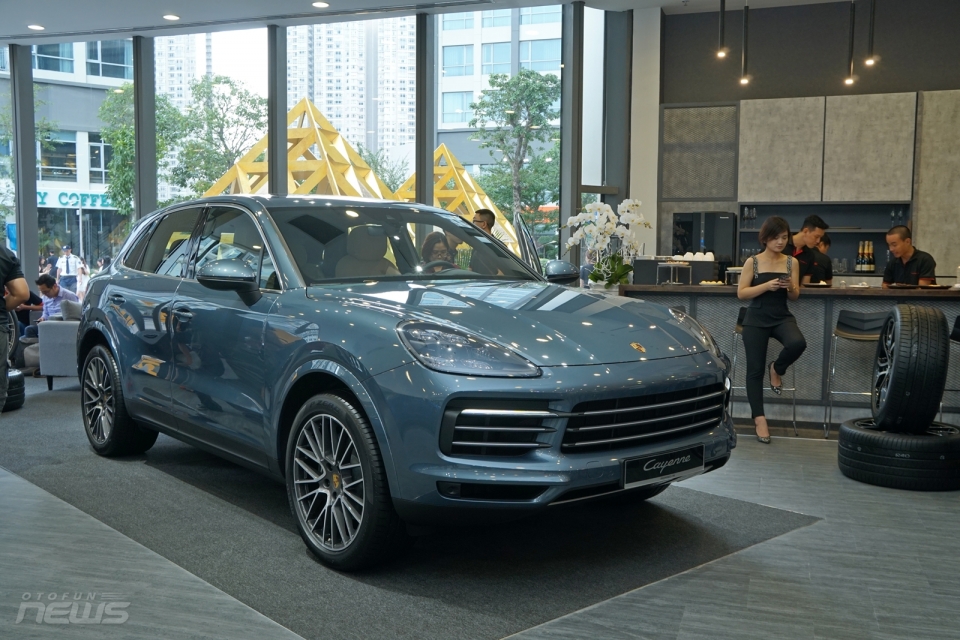 Porsche mang 3 mẫu xe tiền tỷ đến phòng trưng bày mới tại TP.HCM porsche mang 3 mau xe tien ty den phong trung bay moi tai tp ho chi minh