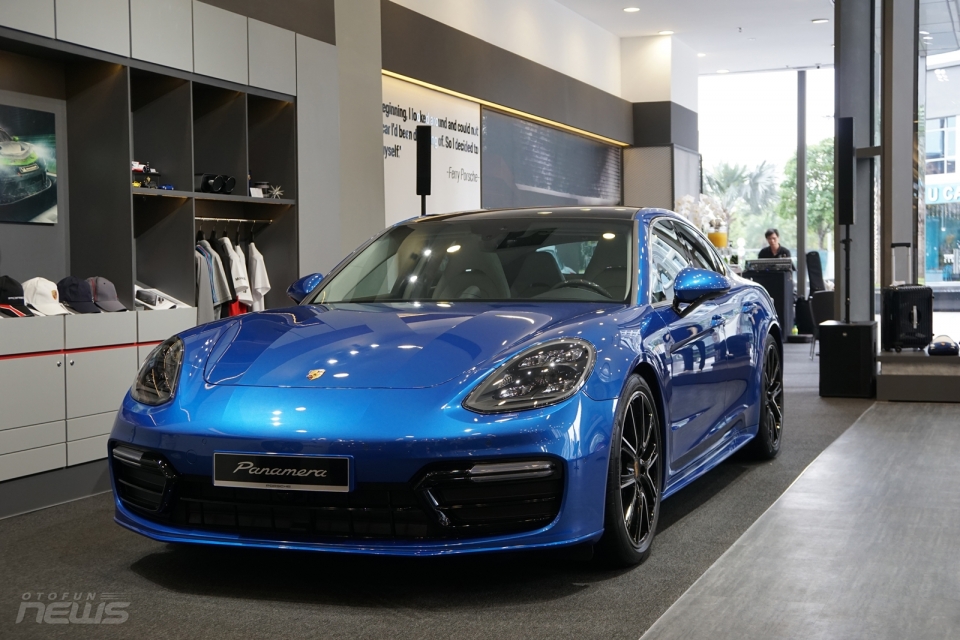 Porsche mang 3 mẫu xe tiền tỷ đến phòng trưng bày mới tại TP.HCM porsche mang 3 mau xe tien ty den phong trung bay moi tai tp ho chi minh