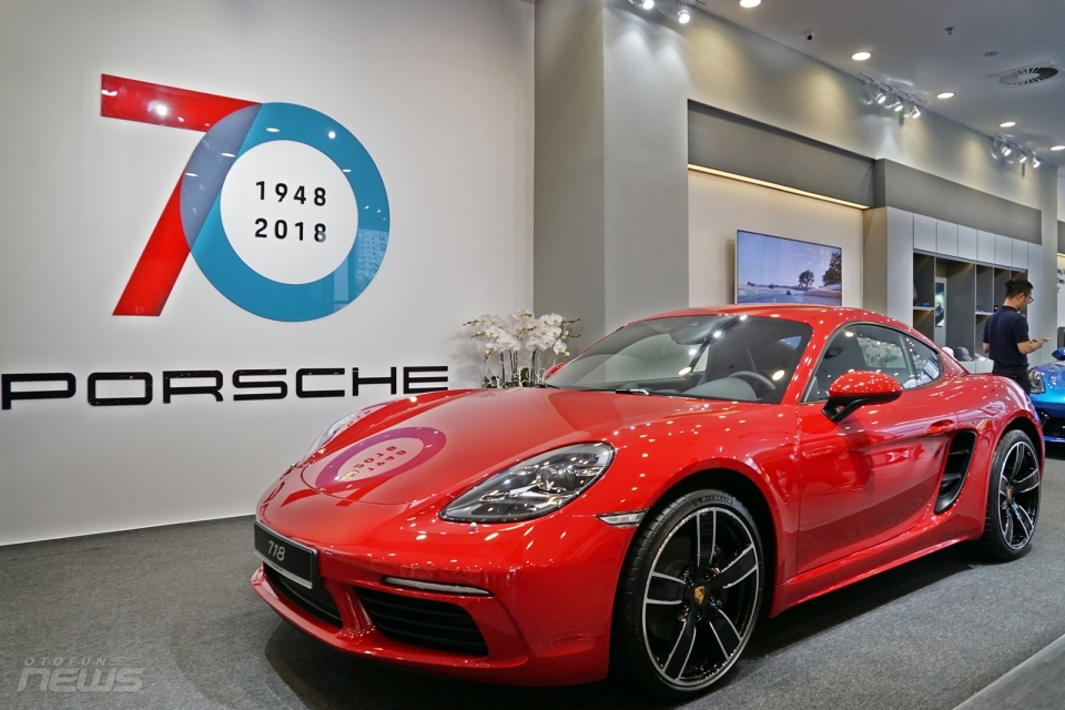 Porsche mang 3 mẫu xe tiền tỷ đến phòng trưng bày mới tại TP.HCM porsche mang 3 mau xe tien ty den phong trung bay moi tai tp ho chi minh