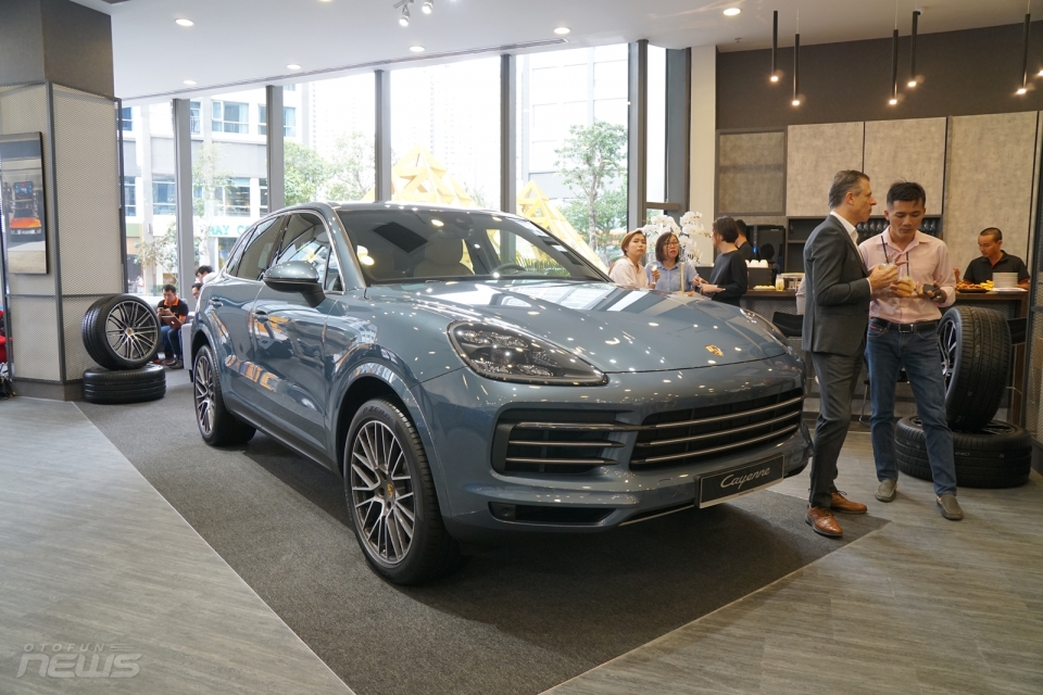 Porsche mang 3 mẫu xe tiền tỷ đến phòng trưng bày mới tại TP.HCM porsche mang 3 mau xe tien ty den phong trung bay moi tai tp ho chi minh