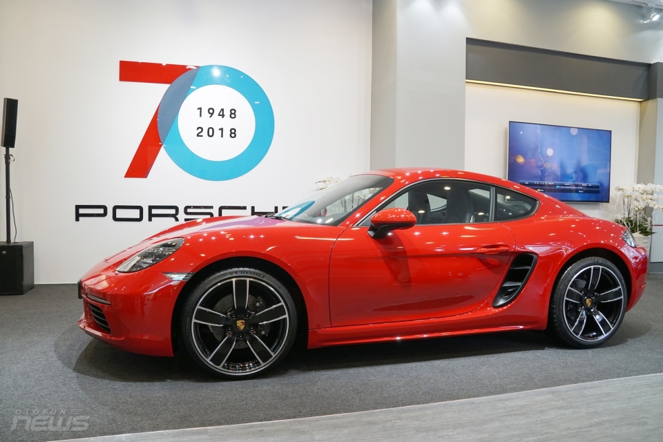 porsche mang 3 mau xe tien ty den phong trung bay moi tai tp ho chi minh