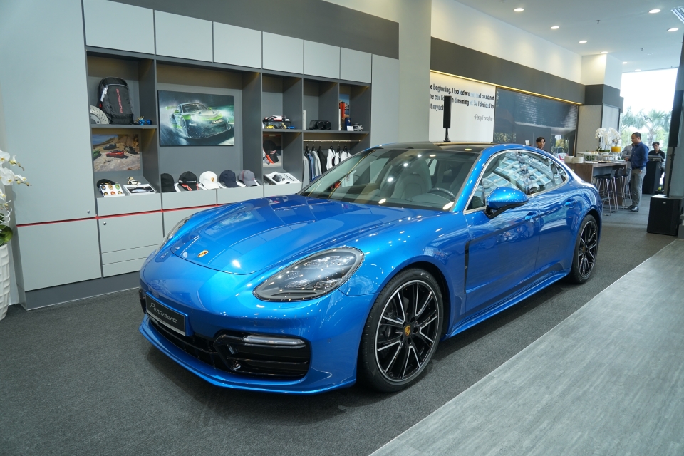 Porsche mang 3 mẫu xe tiền tỷ đến phòng trưng bày mới tại TP.HCM porsche mang 3 mau xe tien ty den phong trung bay moi tai tp ho chi minh