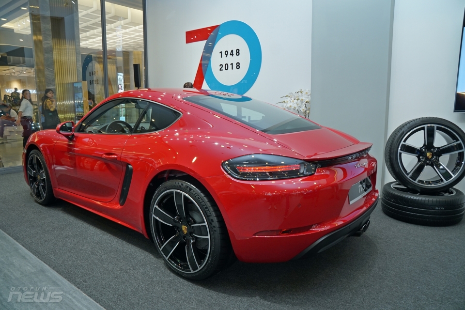 porsche mang 3 mau xe tien ty den phong trung bay moi tai tp ho chi minh