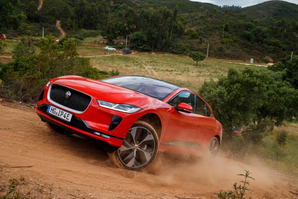 jaguar i pace gianh giai thuong xe cua nam tai chau au