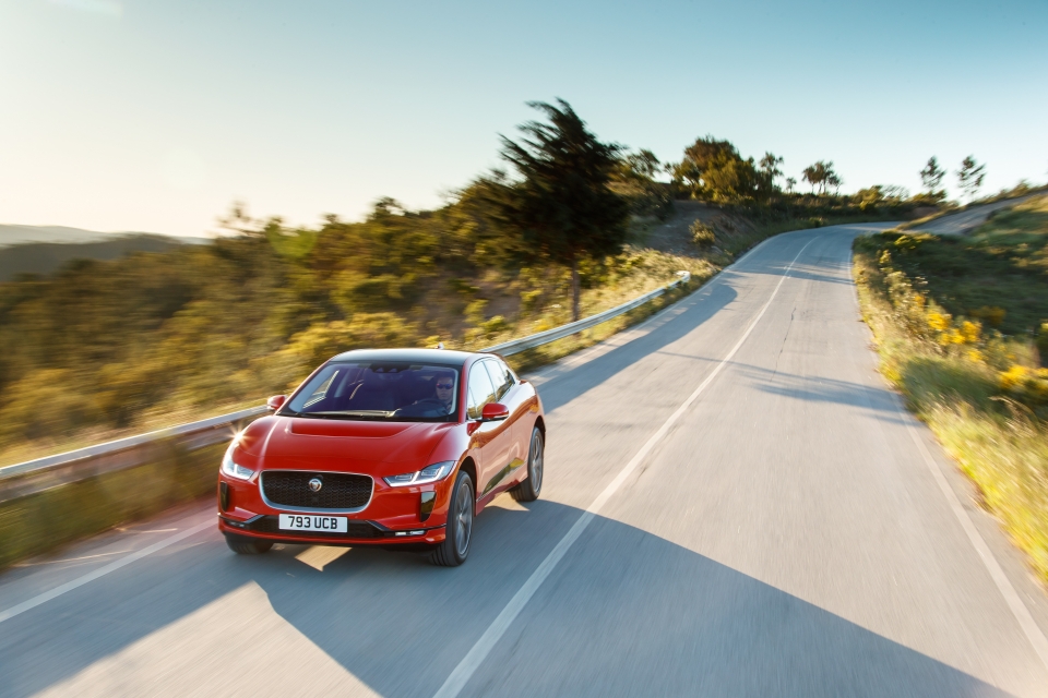 jaguar i pace gianh giai thuong xe cua nam tai chau au