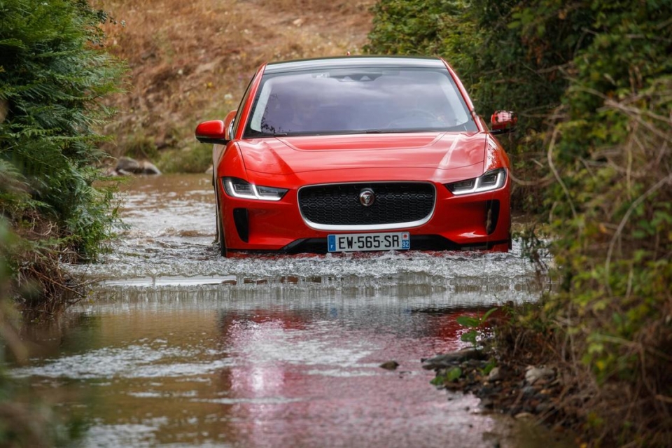jaguar i pace gianh giai thuong xe cua nam tai chau au