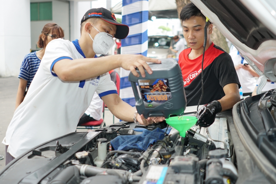 Khi sinh viên đại học tham gia chăm sóc xe hơi car care unitour dua trai nghiem thuc te vao truong dai hoc