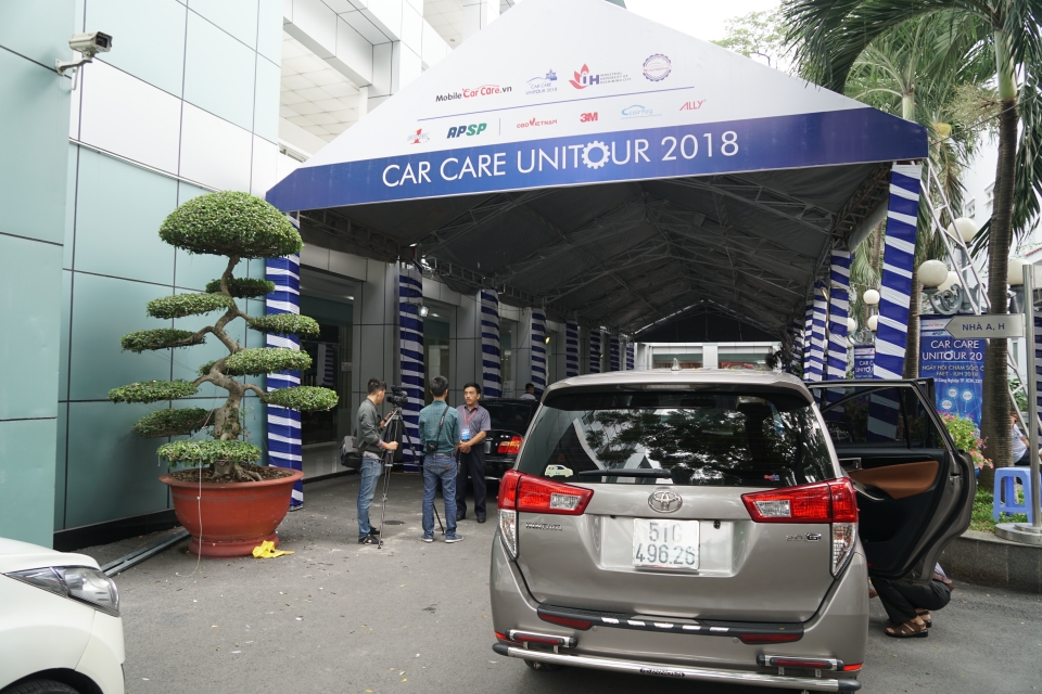 Khi sinh viên đại học tham gia chăm sóc xe hơi car care unitour dua trai nghiem thuc te vao truong dai hoc