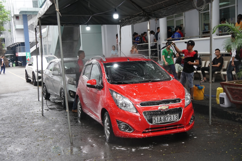 Khi sinh viên đại học tham gia chăm sóc xe hơi car care unitour dua trai nghiem thuc te vao truong dai hoc