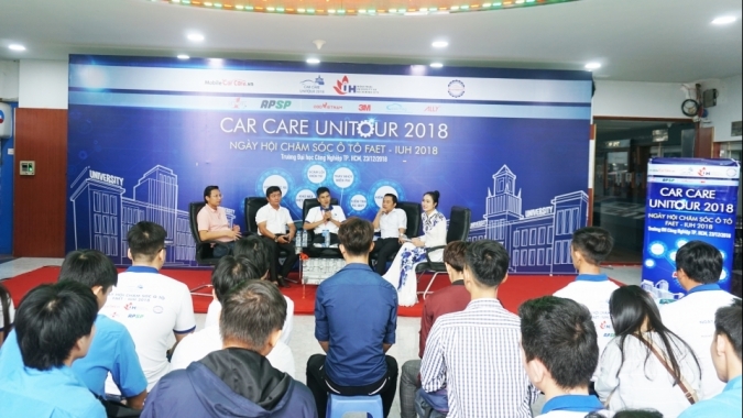 Khi sinh viên đại học tham gia chăm sóc xe hơi