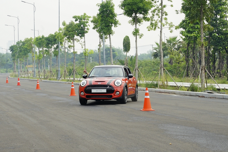 3 xe Mini Cooper phiên bản mới trình làng với giá từ 1,9 tỷ đồng 3 xe mini cooper phien ban moi trinh lang voi gia tu 19 ty dong