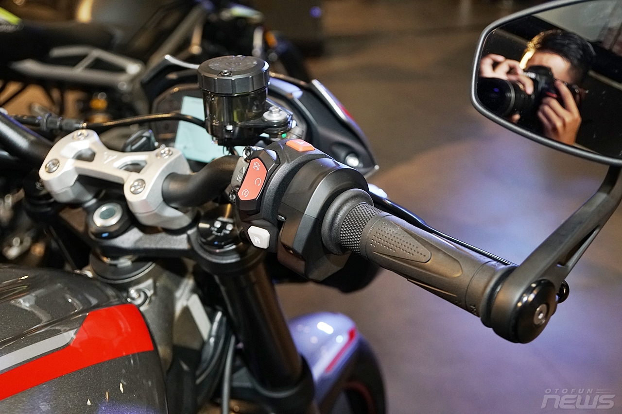 mo to duong pho street triple rs 2020 co gia 435 trieu dong
