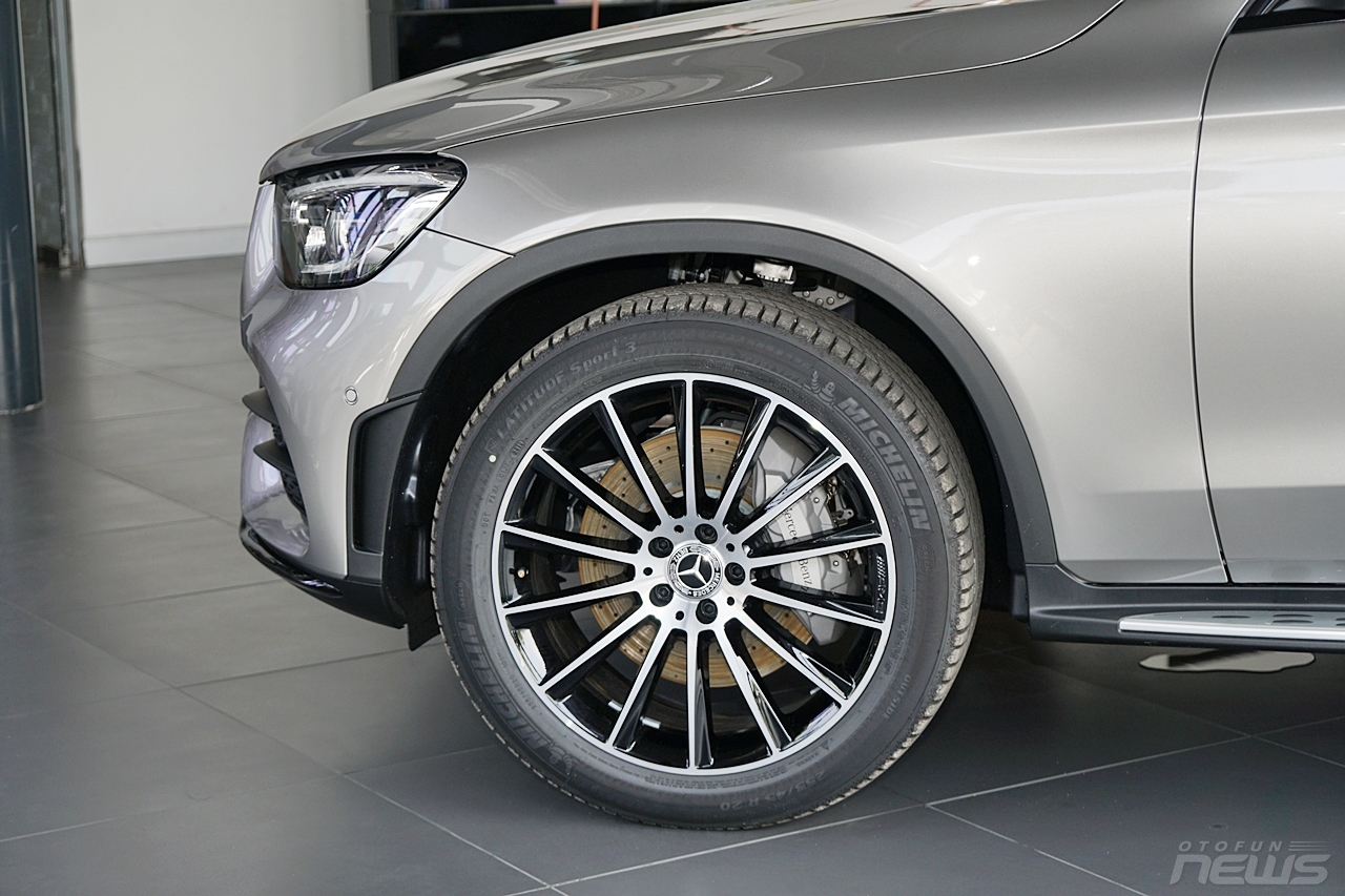 Ảnh thực tế Mercedes-Benz GLC 300 2020 đầu tiên tại Việt Nam anh thuc te mercedes benz glc 300 2020 dau tien tai viet nam