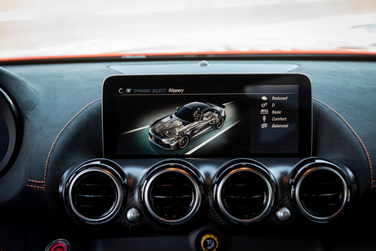 Mercedes AMG GT Black Series 2021 có giá 325.000 USD