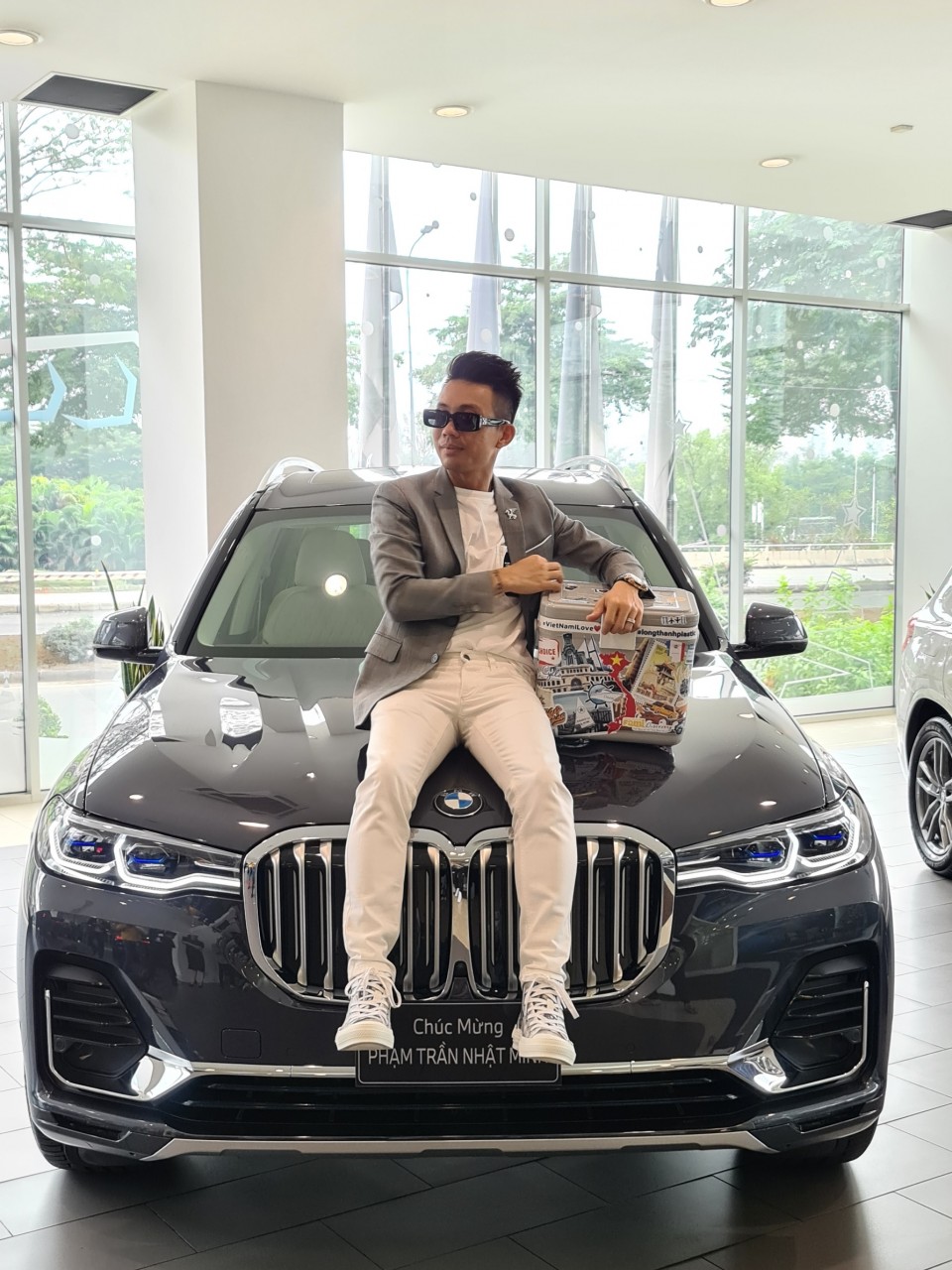 Minh 'nhựa' đi mua cùng lúc 3 xe BMW giá hơn 12 tỷ đồng Minh 'nhựa' đi mua cùng lúc 3 xe BMW giá hơn 12 tỷ đồng