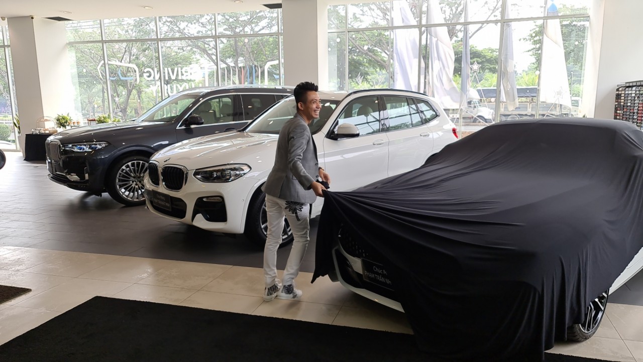 Minh 'nhựa' đi mua cùng lúc 3 xe BMW giá hơn 12 tỷ đồng Minh 'nhựa' đi mua cùng lúc 3 xe BMW giá hơn 12 tỷ đồng