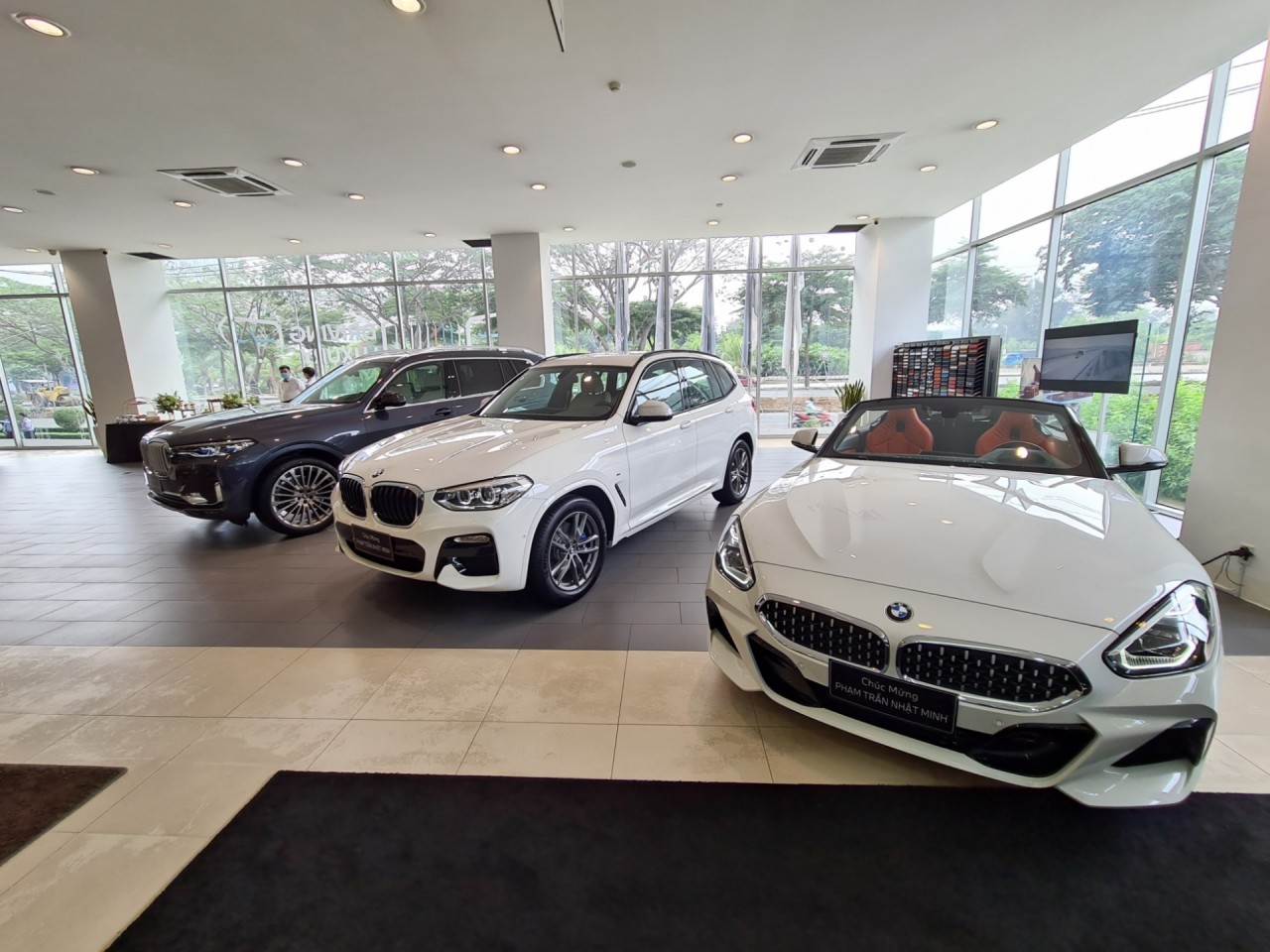 Minh nhựa đi mua cùng lúc 3 xe BMW giá hơn 12 tỷ đồng Minh nhựa đi mua cùng lúc 3 xe BMW giá hơn 12 tỷ đồng