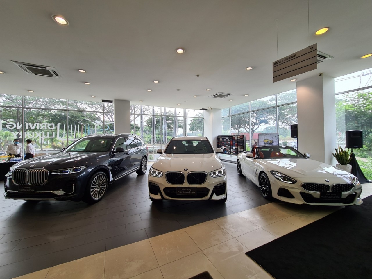 Minh nhựa đi mua cùng lúc 3 xe BMW giá hơn 12 tỷ đồng Minh nhựa đi mua cùng lúc 3 xe BMW giá hơn 12 tỷ đồng