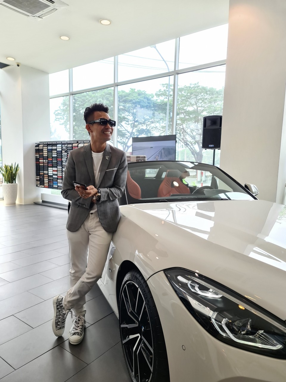 Minh nhựa đi mua cùng lúc 3 xe BMW giá hơn 12 tỷ đồng Minh nhựa đi mua cùng lúc 3 xe BMW giá hơn 12 tỷ đồng