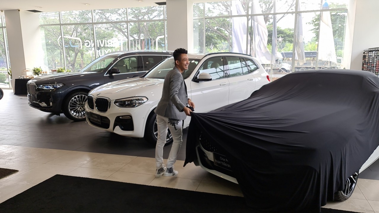 Minh 'nhựa' đi mua cùng lúc 3 xe BMW giá hơn 12 tỷ đồng