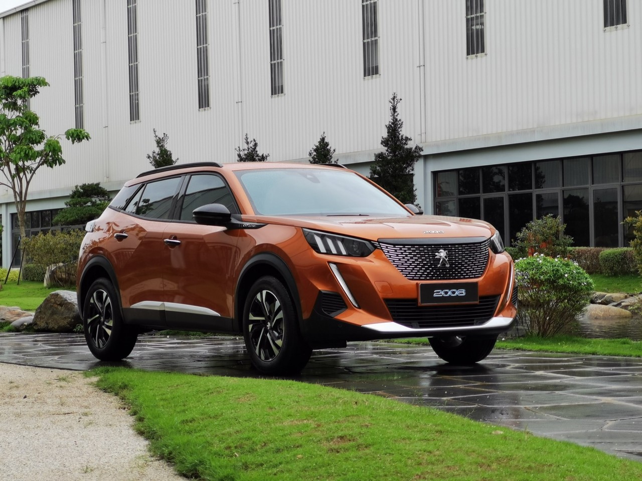 Peugeot 2008 ra mắt tại Việt Nam với giá 739 triệu đồng Peugeot 2008 ra mắt tại Việt Nam với giá 739 triệu đồng